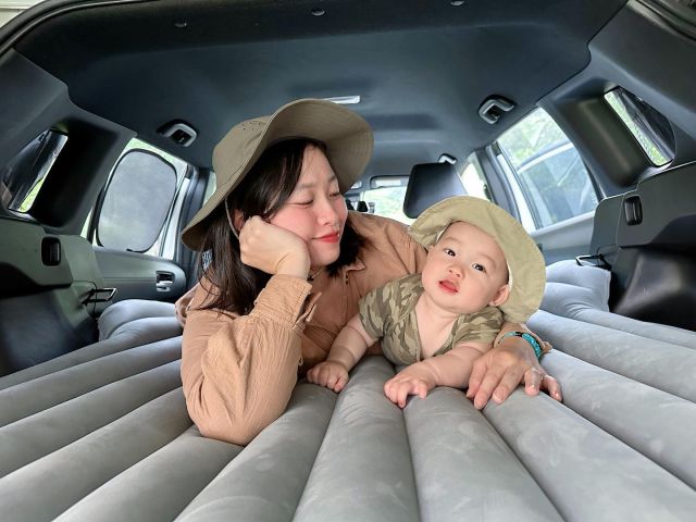 🚗⛺️

👩：車露好像很好玩欸

自從上次看朋友車露好像很方便，
我就提出了那我也想要車露的需求。

於是上週末，
我們第一次嘗試車露（搭配一個車尾帳）
本來是我跟寶寶要睡車上，
但太害怕寶寶太激動一個翻滾，
最後變成爸爸睡車上，我們睡車尾帳裡，
這個搭配有種上下舖的感覺。

但我覺得cross這款車宿配備呀～
其實比較適合160以下的夥伴，
尤其是小朋友，放在上頭有夠可愛❤️

（太高的人真的無法）

余老闆根本許願池，
謝謝你跟我一起完成第一次車露！
知道爸爸真的做了很多功課真是不得了～
-
9m8d
#我的寶貝丸
#camping #힐링여행 #힐링타임 #일상소통 #일상그램