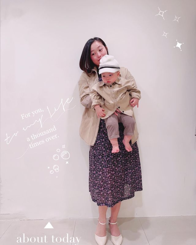 我跟魚丸的親子外套🧥❤️

自從有了寶寶之後，
常常在想要怎麼跟寶寶做衣服搭配，
直接選一套的真的很方便！
這款親子裝選用同款設計、但不同色系，
用ㄧ種呼應的搭配感來做呈現，
蠻喜歡這樣的感覺。
有點刻意又不會太刻意呀

大人尺寸有S跟M兩種，
顏色也有灰跟卡其，
我個人是覺得卡其色非常百搭 ，
加上小童款也只有卡其，
當然選了跟寶寶一樣的顏色嘍！
-
小童款的版型有100/110/120的
套在丸丸身上有一種Hippop 感，
小大人的感覺，也蠻可愛的！

上個月分享也是同一家的❤️

❗️5月份 優惠活動event（5/1 - 5/31）
官網優惠：第2件9折/第3件8折/第4件7折+免運費＋購物金100元

❗️結帳輸入推薦代碼再優惠200元
👉athena23(此折扣碼時間至5/31止）

@shiyentw shiyentw