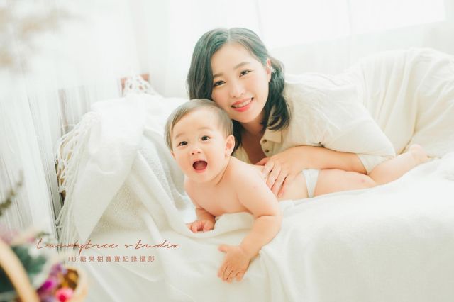 竟然已經當全職媽媽一年了！

必須說當媽媽真的不容易，
尤其是做決定，
因為他就還是個寶寶嘛～
就會怕自己沒有做一個好的決定，
影響著孩子呀🥺

老實說，
以前真沒想過自己有小孩這件事欸
尤其是我朋友都說我這麼自我
又很愛到處跑
重點是滿沒耐心的
加上我脾氣也不是很好
應該不適合吧哈哈

但是！
當了媽媽之後個性真的會稍變
就是稍微改變而已啦～

然後發現要做的功課好多永遠做不完，
從研究奶到研究副食品
寶寶生病的時候一直在研究看論壇，
還有查有什麼課程有什麼地方帶寶寶去玩，
真的是有夠忙！

就算我有做不好的地方
也請兒子海涵阿
畢竟我是第一次當媽媽。

小時候我常常會覺得
我媽跟我說的一些觀念我沒有很喜歡
覺得我媽怎麼可以這樣，
跟我說我哪裡做錯哪裡不對，
而我潛意識就會覺得，
我媽跟我說這些好煩喔～
你為什麼說我錯，
是誰告訴你這樣錯的？

而且我還是個愛唱反調的孩子，
直到自己當媽媽之後才意識到，
當媽媽是多麼的不容易，
媽媽真的辛苦，
真的很努力很努力💪

自己時間都不夠用了，
還要分時間給寶寶XDDDD
以後每年母親節我真的都要大肆慶祝🪅

#哺乳寫真 #寶寶拍攝 #寶寶日常 #寶寶成長日記 #寶寶寫真 #babyinstagram #babyboy #mybaby #일상소통 #일상그램 #일상생활 #내아들 #힐링 #힐링여행 #힐링타임