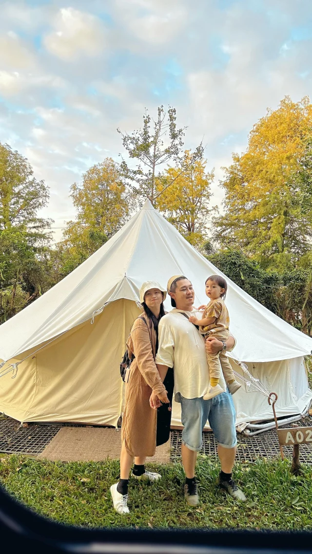 懶人露營⛺️
話說我們好像也好一段時間沒露營了
謝謝小魚丸的小夥伴小赫找他一起露營一起玩

懶人露營真的就是方便
不用在那邊搭帳篷呀自己買食材自己煮
用新台幣解決😂

第一天下午check in之後
有簡單的迎賓下午茶☕️
帶著魚丸在園區走走玩玩吊床.樹屋 還有溜滑梯
小朋友有大片草地真的也是玩的很開心
晚餐前先做了個果醬
然後吃的是餐廳的無菜單料理
還有駐唱歌手唱歌
我們幫孩子點了Baby shark這首歌
小魚丸很開心一直拍拍手
有夠可愛的！

隔天的早餐是自助式西式buffet
簡簡單單的 
退房之後再待一下下也騎了個腳踏車
一開始是阿嬤載著小魚丸
我看小魚丸超喜歡這個腳踏車活動
離開前我也忍不住載他溜達溜達
慢慢騎的靈活孕婦在這🙋
（除了我以外的人可能會都要嚇死）

📍橘舍三食🍊
369苗栗縣卓蘭鎮西坪路43-15號
Web : orangefarmhouse3.tw
價位：3680～3980/人 （三歲以下免費不供餐）

#懶人露營 #苗栗景點 #苗栗露營⛺️ #橘舍三食 #camping #일상소통 #일상그램 #힐링타임 #힐링여행